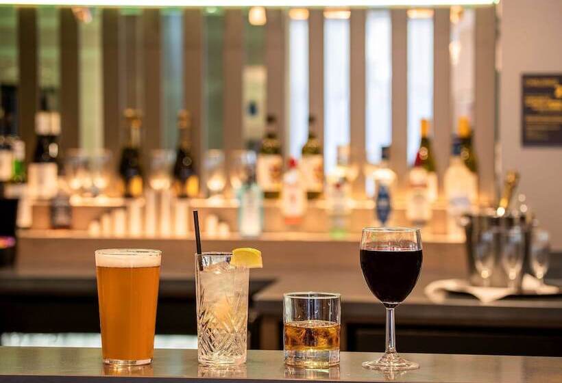 בית מלון כפרי Hampton By Hilton Bath City