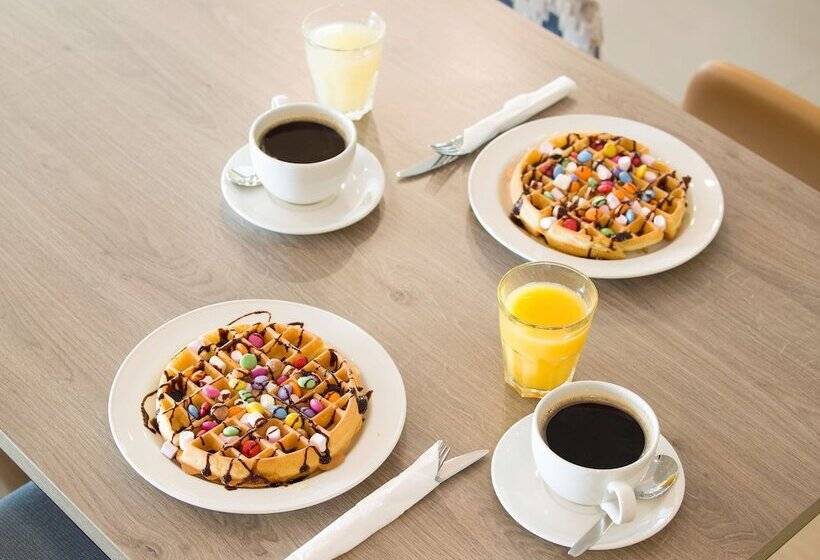 בית מלון כפרי Hampton By Hilton Bath City