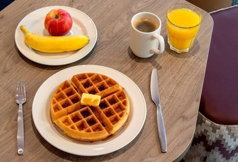 בית מלון כפרי Hampton By Hilton Bath City