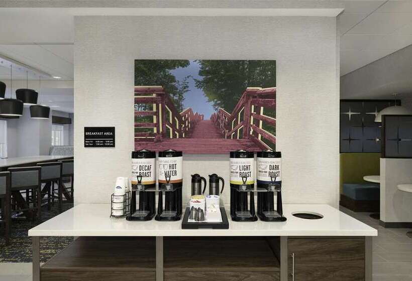 Отель Hampton Inn Midland, On