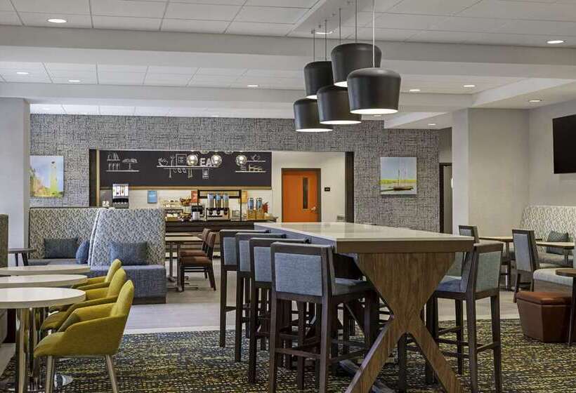 Отель Hampton Inn Midland, On