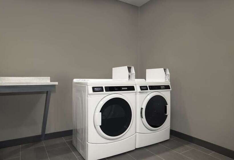 Отель Hampton Inn Midland, On