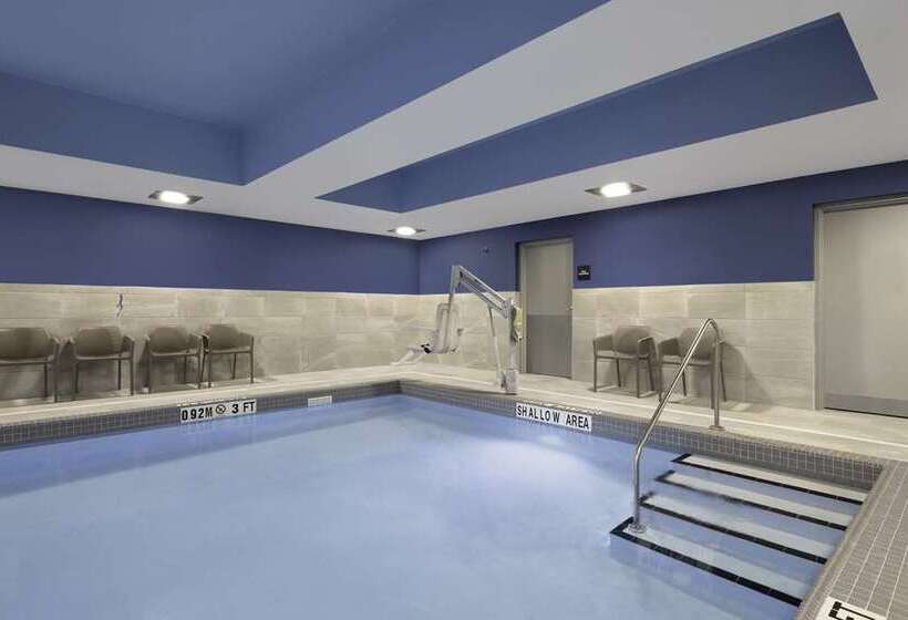 Отель Hampton Inn Midland, On