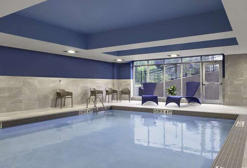 Отель Hampton Inn Midland, On