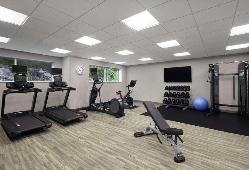 Отель Hampton Inn Midland, On