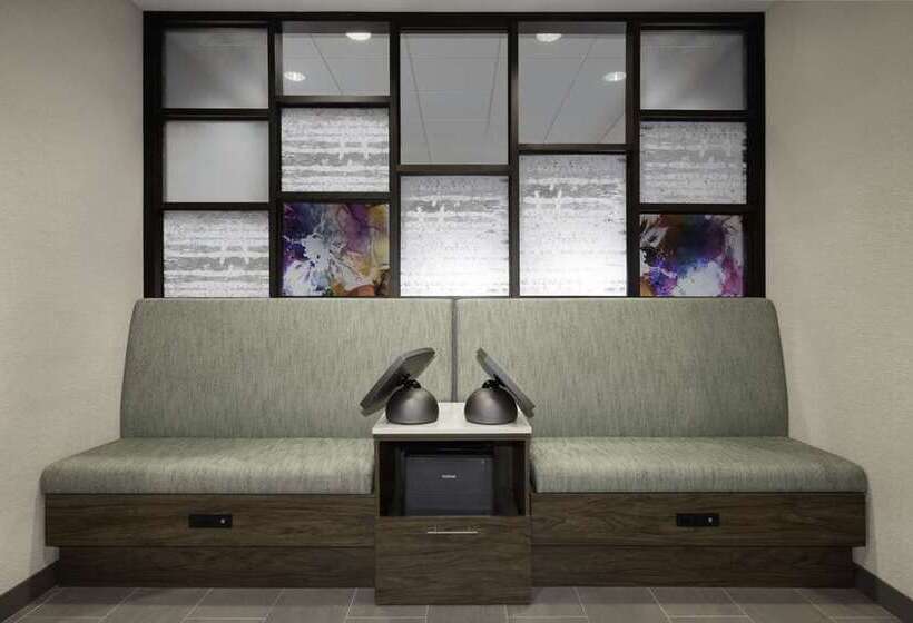 Отель Hampton Inn Midland, On