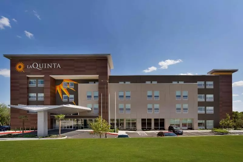 Hotelli La Quinta Inn & Suites By Wyndham San Antonio Seaworld Lafb