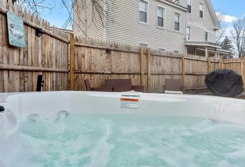 New!! Lovely Unit W/ Private Hot Tub And Patio!