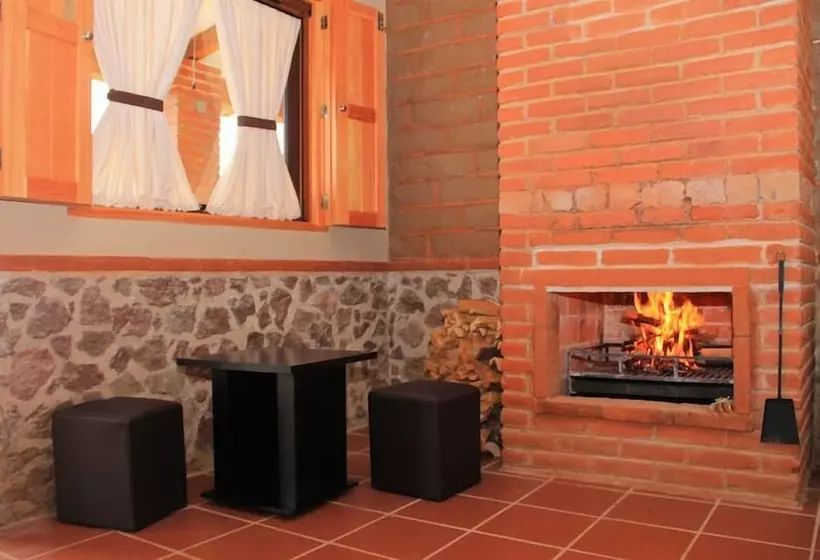 Hotelli Y Cabañas Mountain Lodge