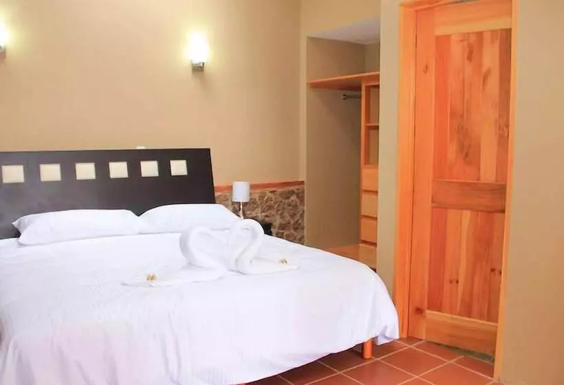 Hotelli Y Cabañas Mountain Lodge