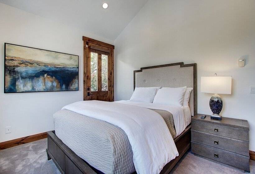 Main Street Escape By Avantstay Stunning Home Right Off Main Street W Hot Tub Large Deck