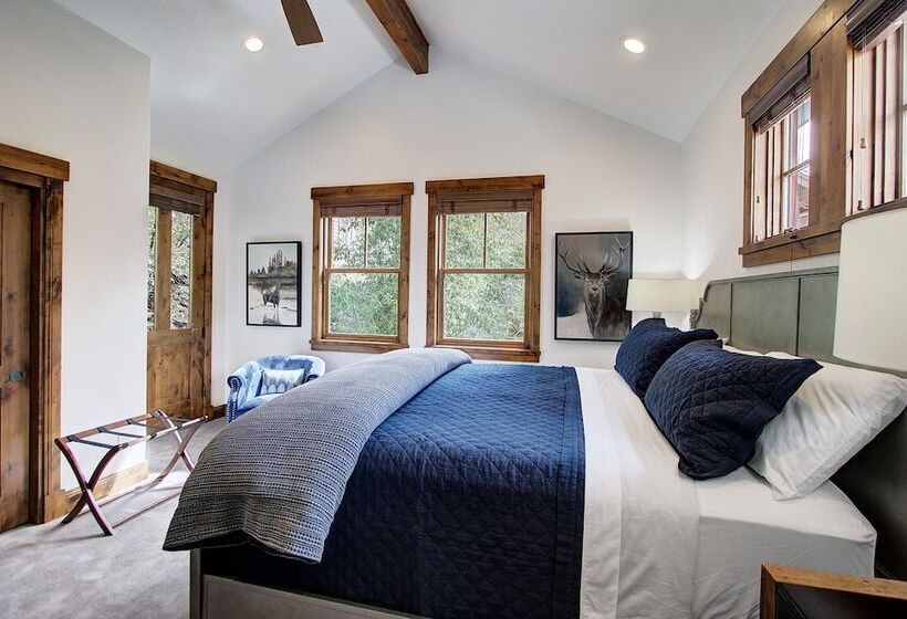 Main Street Escape By Avantstay Stunning Home Right Off Main Street W Hot Tub Large Deck