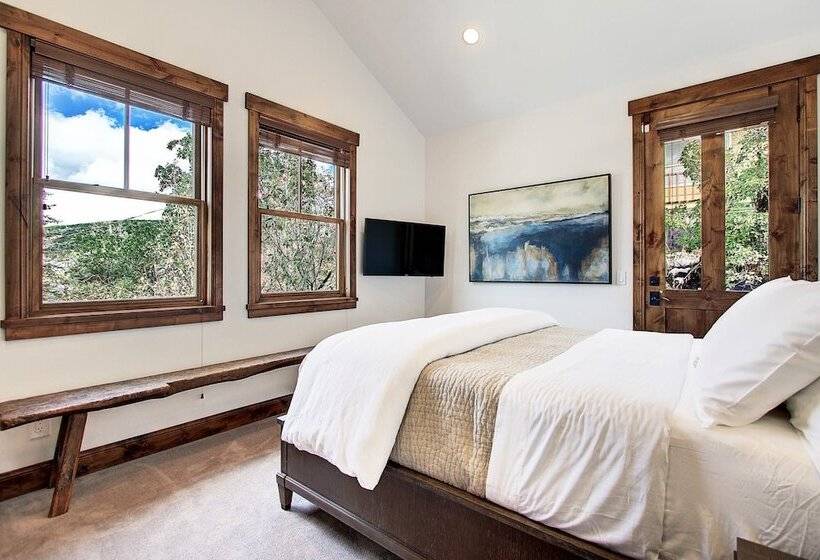 Main Street Escape By Avantstay Stunning Home Right Off Main Street W Hot Tub Large Deck