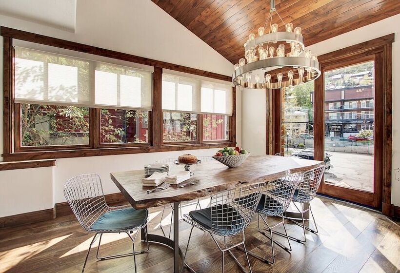 Main Street Escape By Avantstay Stunning Home Right Off Main Street W Hot Tub Large Deck