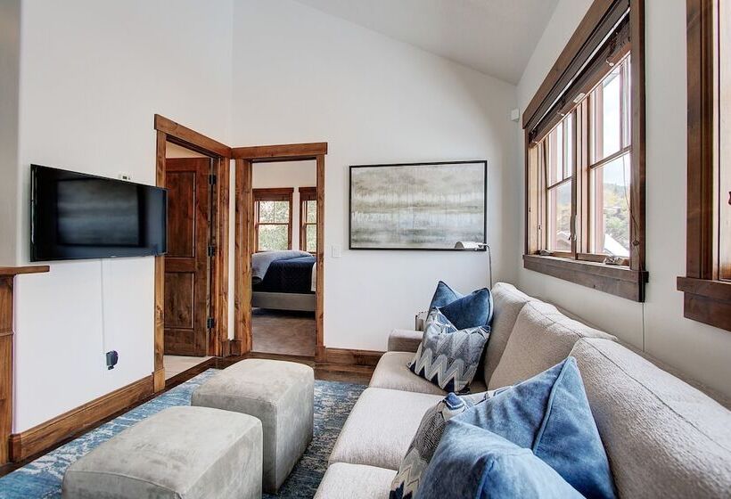 Main Street Escape By Avantstay Stunning Home Right Off Main Street W Hot Tub Large Deck