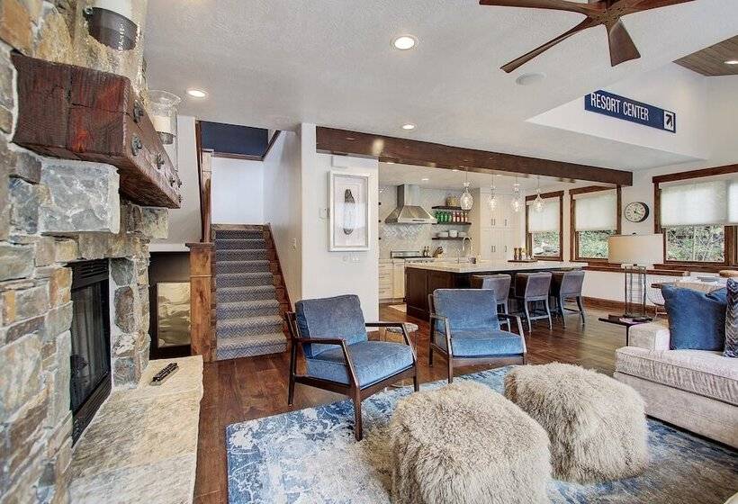 Main Street Escape By Avantstay Stunning Home Right Off Main Street W Hot Tub Large Deck