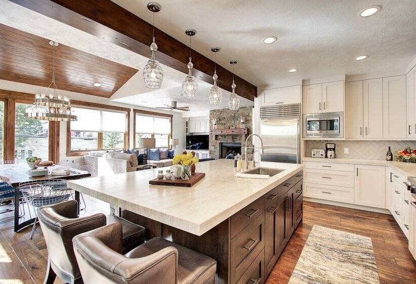 Main Street Escape By Avantstay Stunning Home Right Off Main Street W Hot Tub Large Deck