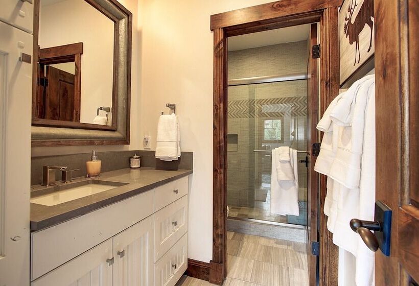 Main Street Escape By Avantstay Stunning Home Right Off Main Street W Hot Tub Large Deck