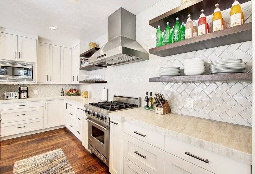 Main Street Escape By Avantstay Stunning Home Right Off Main Street W Hot Tub Large Deck