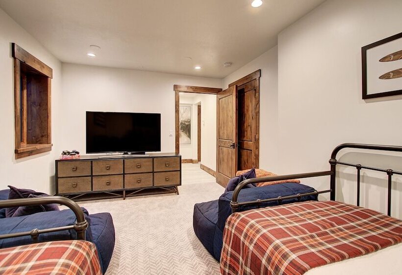 Main Street Escape By Avantstay Stunning Home Right Off Main Street W Hot Tub Large Deck