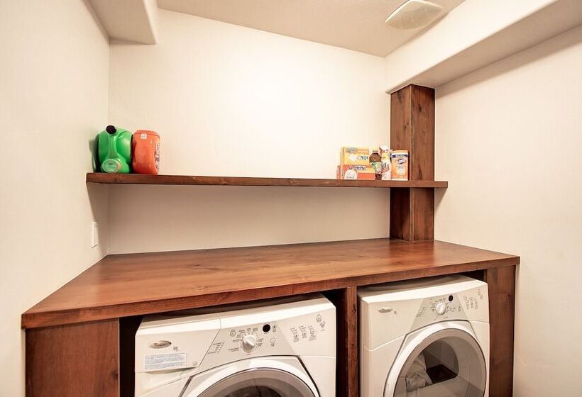 Main Street Escape By Avantstay Stunning Home Right Off Main Street W Hot Tub Large Deck