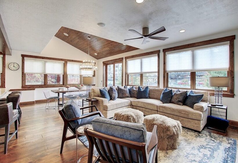 Main Street Escape By Avantstay Stunning Home Right Off Main Street W Hot Tub Large Deck