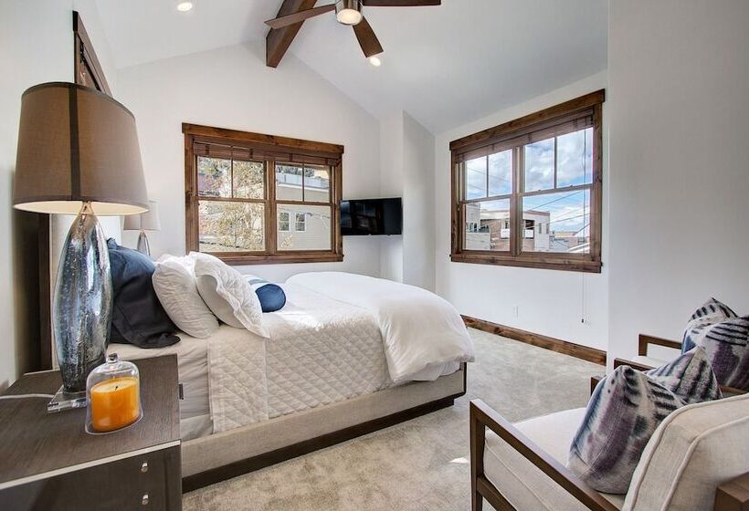 Main Street Escape By Avantstay Stunning Home Right Off Main Street W Hot Tub Large Deck