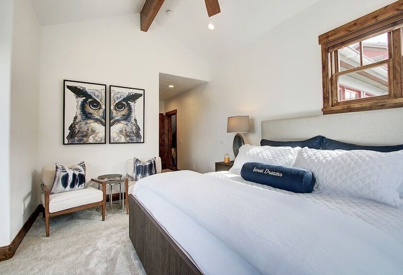 Main Street Escape By Avantstay Stunning Home Right Off Main Street W Hot Tub Large Deck