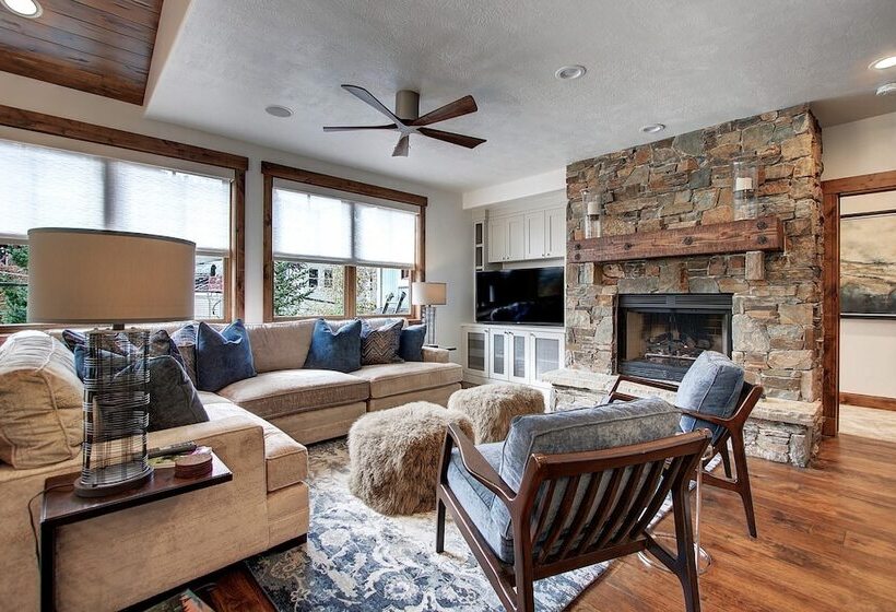 Main Street Escape By Avantstay Stunning Home Right Off Main Street W Hot Tub Large Deck