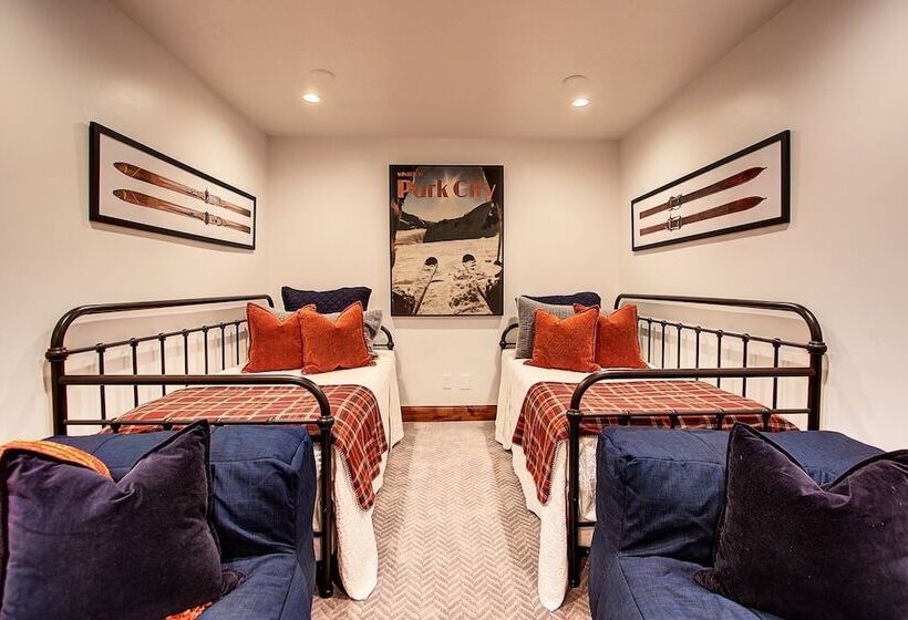 Main Street Escape By Avantstay Stunning Home Right Off Main Street W Hot Tub Large Deck