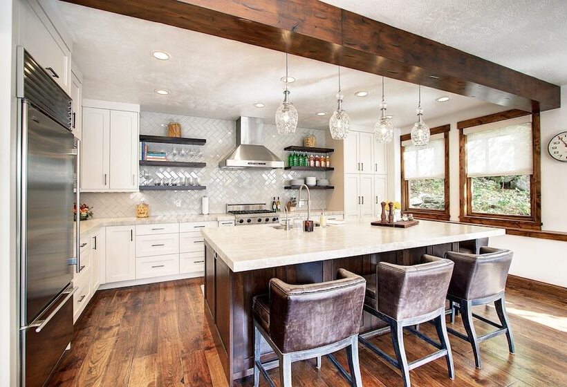 Main Street Escape By Avantstay Stunning Home Right Off Main Street W Hot Tub Large Deck