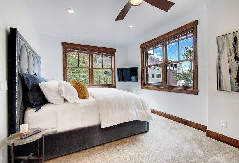 Main Street Escape By Avantstay Stunning Home Right Off Main Street W Hot Tub Large Deck