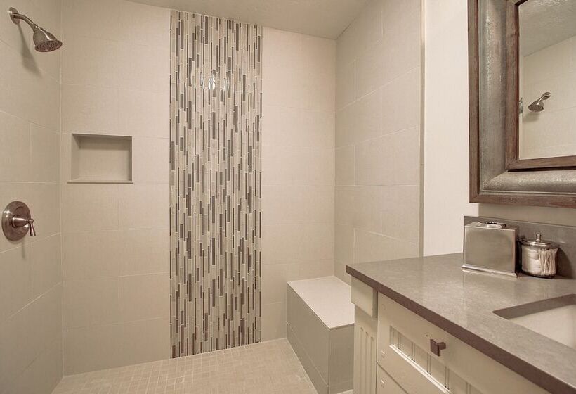 Main Street Escape By Avantstay Stunning Home Right Off Main Street W Hot Tub Large Deck