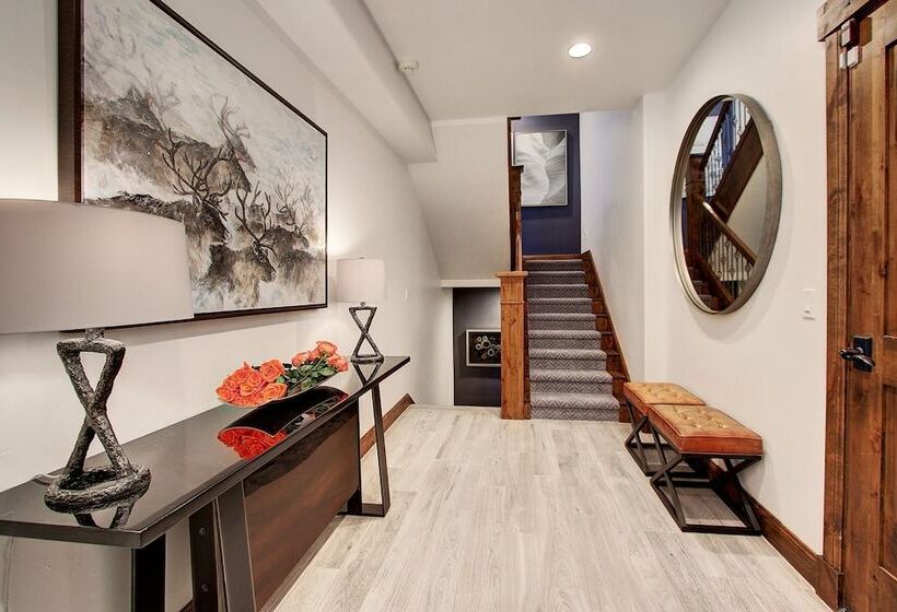 Main Street Escape By Avantstay Stunning Home Right Off Main Street W Hot Tub Large Deck