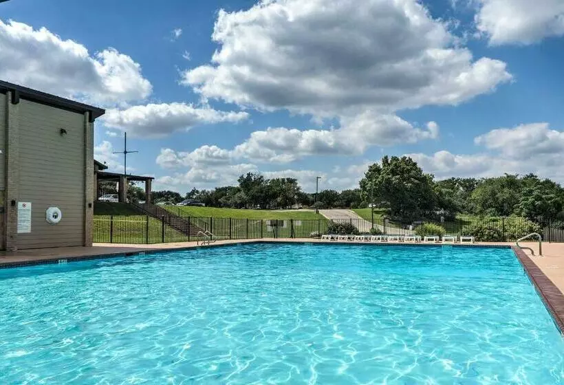 Modern Lago Vista Home With Pool And Lake Access!