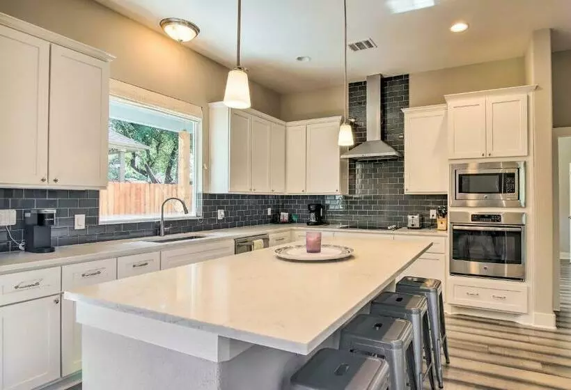 Modern Lago Vista Home With Pool And Lake Access!