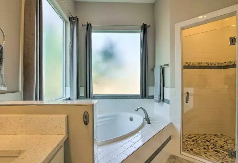 Modern Lago Vista Home With Pool And Lake Access!