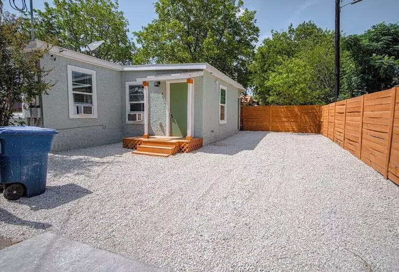 Cozy And Lovely 2br 1ba Apt#b Near Lively Downtown