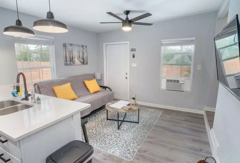 Cozy And Lovely 2br 1ba Apt#b Near Lively Downtown