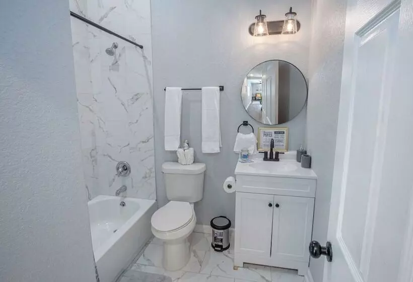 Cozy And Lovely 2br 1ba Apt#b Near Lively Downtown