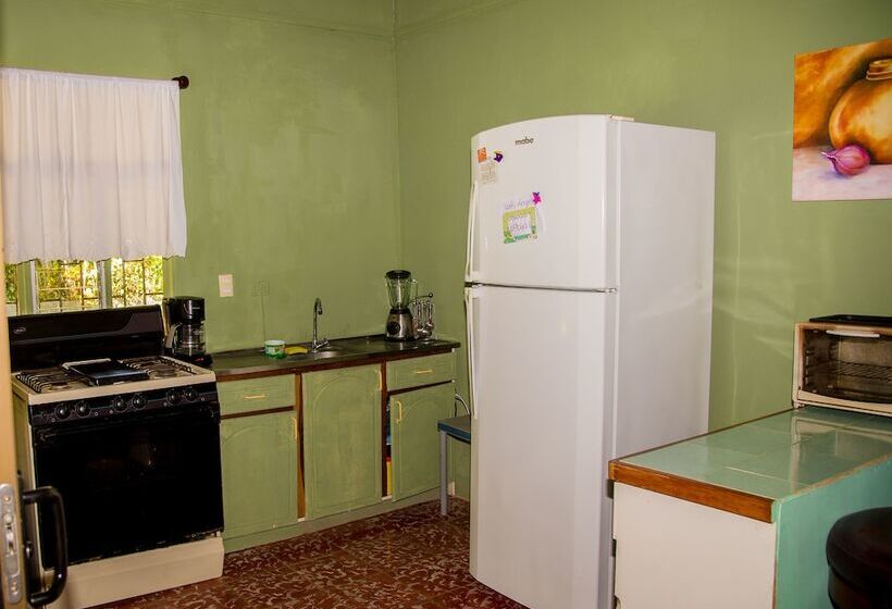 هتل Casa Angela Hostel