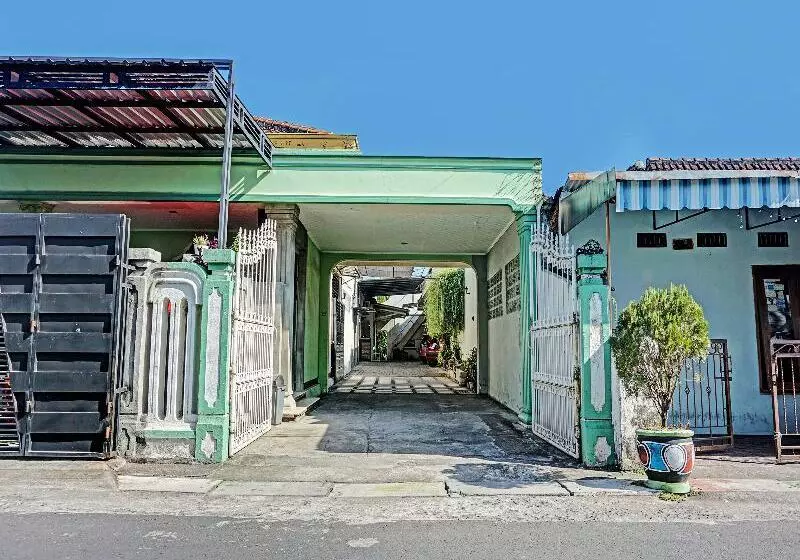 Hotelli Oyo 91502 Kost Bu Lilies Syariah