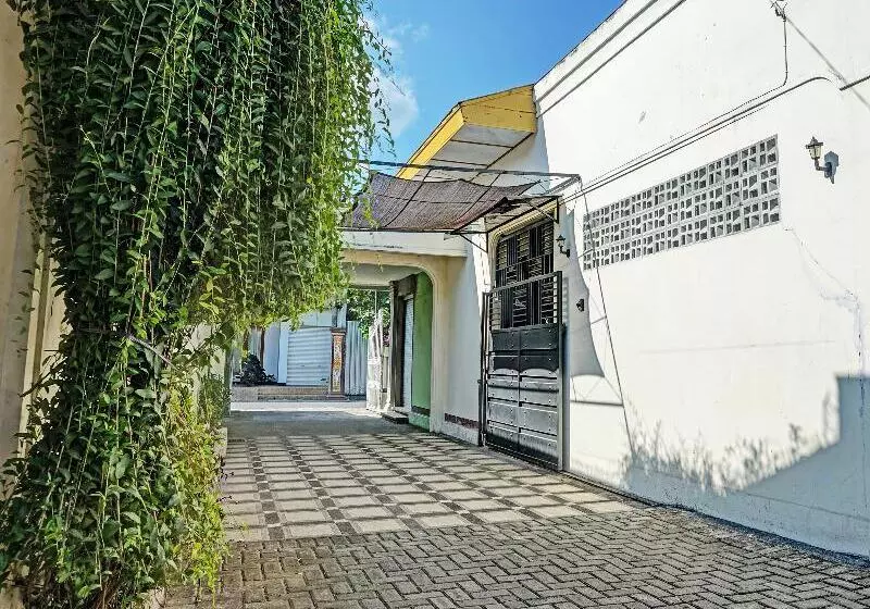 Hotelli Oyo 91502 Kost Bu Lilies Syariah