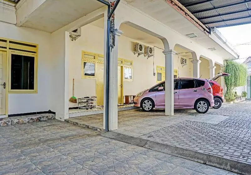 Hotelli Oyo 91502 Kost Bu Lilies Syariah