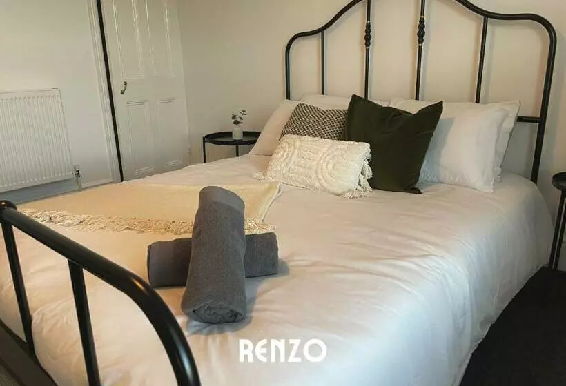 Cosy 2 Bedroom Home In Lincoln By Renzo, Victorian Townhouse, Fully Equipped Kitchen!