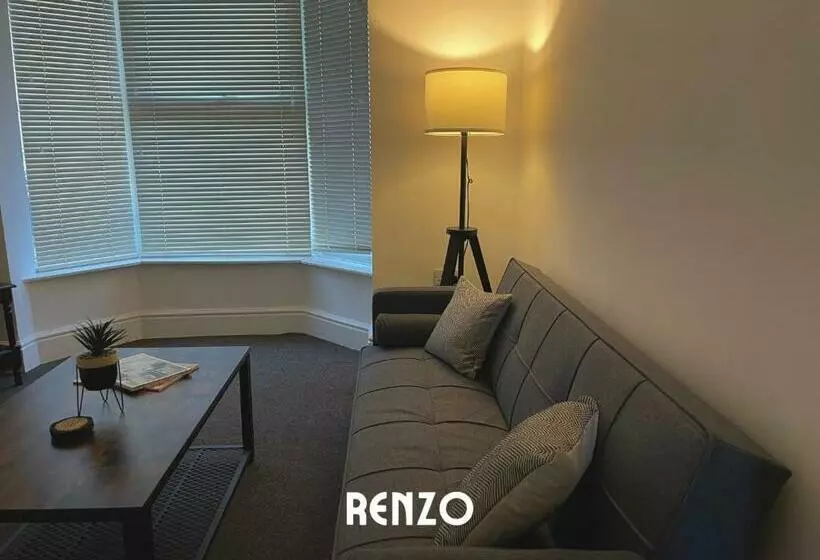Cosy 2 Bedroom Home In Lincoln By Renzo, Victorian Townhouse, Fully Equipped Kitchen!