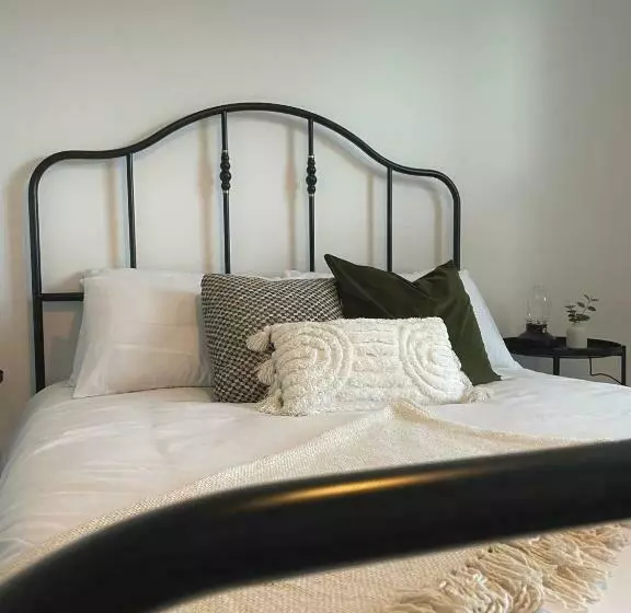 Cosy 2 Bedroom Home In Lincoln By Renzo, Victorian Townhouse, Fully Equipped Kitchen!