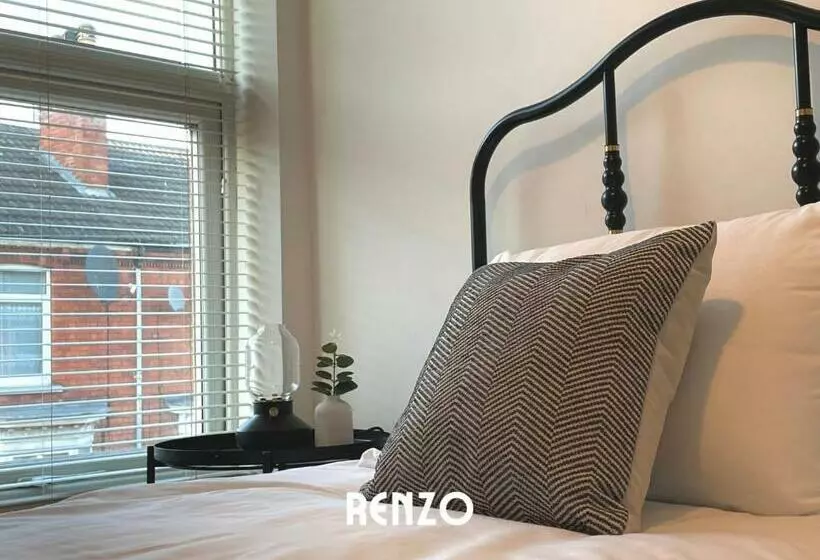 Cosy 2 Bedroom Home In Lincoln By Renzo, Victorian Townhouse, Fully Equipped Kitchen!
