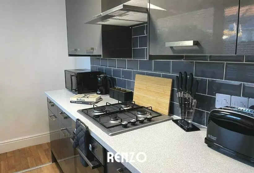 Cosy 2 Bedroom Home In Lincoln By Renzo, Victorian Townhouse, Fully Equipped Kitchen!