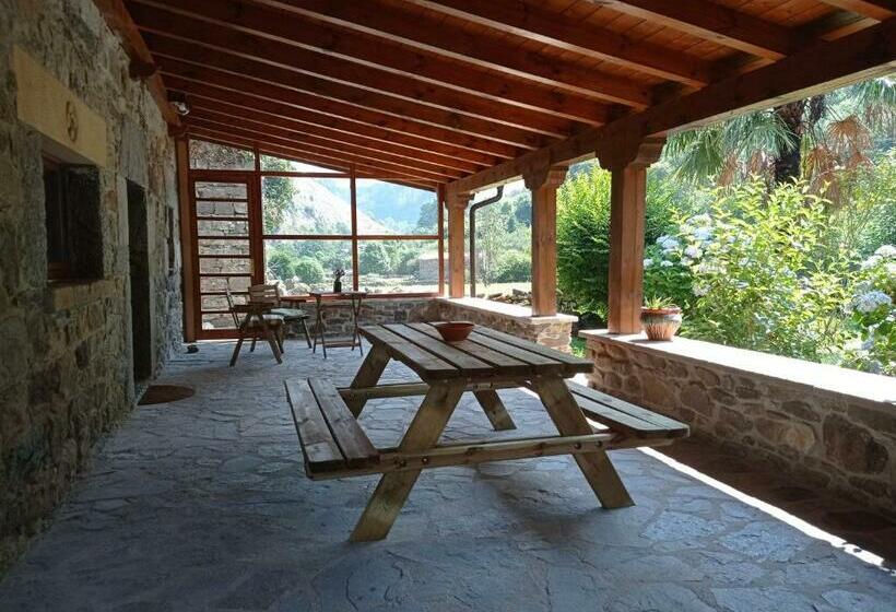 Amplia Y Cómoda Casa De Piedra Con Porche Y Jardín